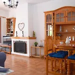 Дом отдыха Anchor House 5 Min From The Sea Торевьиа
